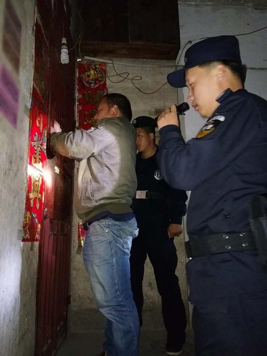 莱芜粗心妈妈误将幼女锁家中 